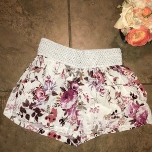 Hype Size Medium white floral shorts